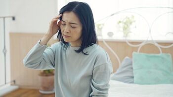 頭痛に悩む女性